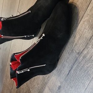 Never worn - Tory Burch 8.5 black suede booties